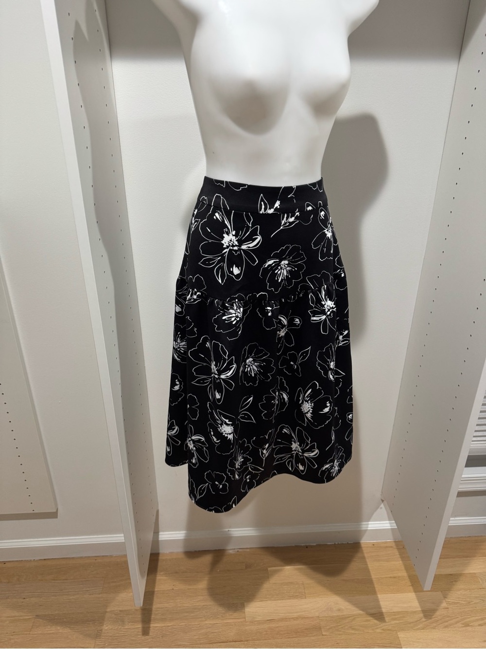 Ann Taylor Black and White Floral A-Line Skirt